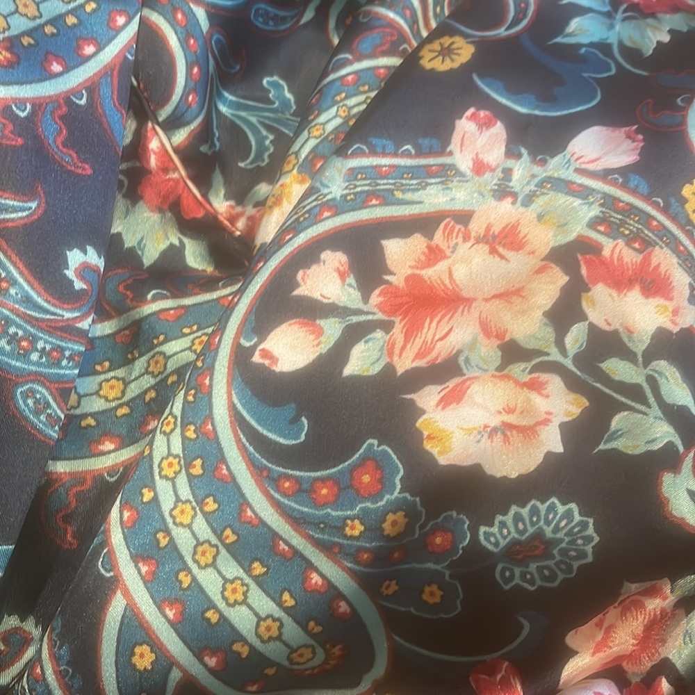 VINTAGE STATEMENT ROBE - Picture 4 of 4